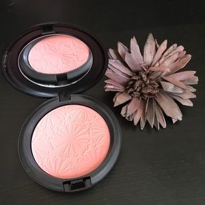 M.A.C Beauty Powder in “Alpha Girl”